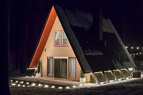 Hot Tub, Fire Pit & Patio: A-frame Stafford Cabin