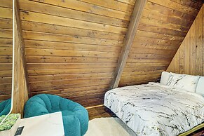 Hot Tub, Fire Pit & Patio: A-frame Stafford Cabin