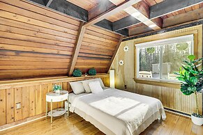 Hot Tub, Fire Pit & Patio: A-frame Stafford Cabin