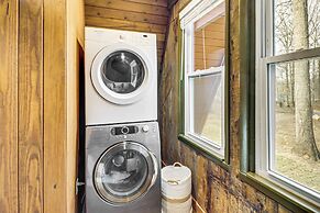 Hot Tub, Fire Pit & Patio: A-frame Stafford Cabin