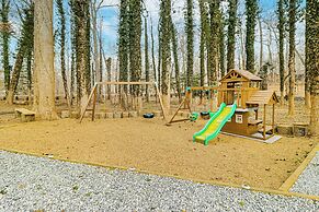 Hot Tub, Fire Pit & Patio: A-frame Stafford Cabin