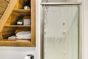 Hot Tub, Fire Pit & Patio: A-frame Stafford Cabin