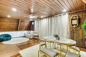 Hot Tub, Fire Pit & Patio: A-frame Stafford Cabin