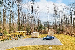 Hot Tub, Fire Pit & Patio: A-frame Stafford Cabin
