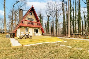 Hot Tub, Fire Pit & Patio: A-frame Stafford Cabin