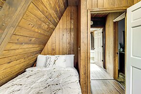 Hot Tub, Fire Pit & Patio: A-frame Stafford Cabin