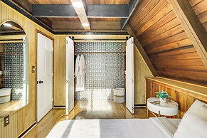 Hot Tub, Fire Pit & Patio: A-frame Stafford Cabin