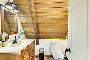 Hot Tub, Fire Pit & Patio: A-frame Stafford Cabin