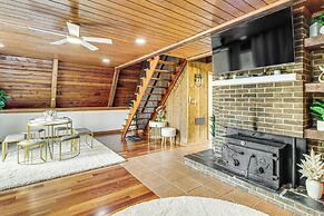 Hot Tub, Fire Pit & Patio: A-frame Stafford Cabin