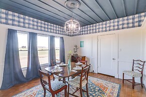 5 Mi to Marion Reservoir: Wizard of Oz-themed Home