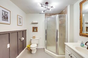 5 Mi to Marion Reservoir: Wizard of Oz-themed Home