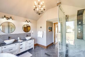 5 Mi to Marion Reservoir: Wizard of Oz-themed Home