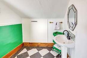 5 Mi to Marion Reservoir: Wizard of Oz-themed Home