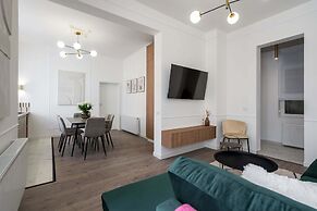 Elegant & Bright 2BR - Steps From Old Town