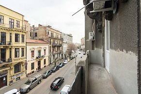 Elegant & Bright 2BR - Steps From Old Town