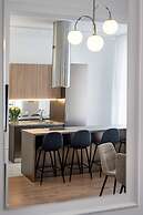 Elegant & Bright 2BR - Steps From Old Town