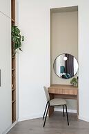 Elegant & Bright 2BR - Steps From Old Town
