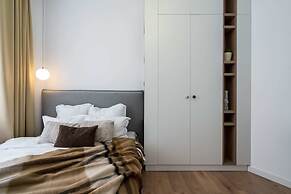 Elegant & Bright 2BR - Steps From Old Town