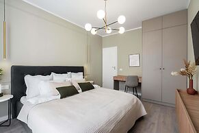 Elegant & Bright 2BR - Steps From Old Town