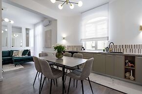 Elegant & Bright 2BR - Steps From Old Town