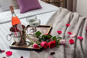 Elegant & Bright 2BR - Steps From Old Town