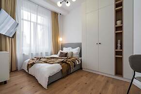 Elegant & Bright 2BR - Steps From Old Town