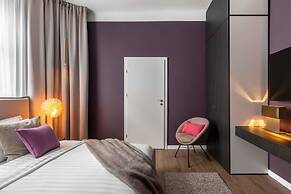 Elegant & Bright 2BR - Steps From Old Town