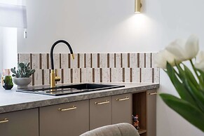 Elegant & Bright 2BR - Steps From Old Town