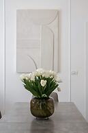 Elegant & Bright 2BR - Steps From Old Town