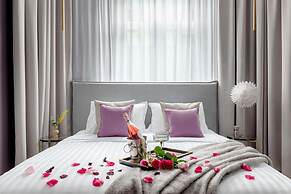 Elegant & Bright 2BR - Steps From Old Town