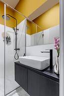 Elegant & Bright 2BR - Steps From Old Town