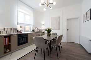 Elegant & Bright 2BR - Steps From Old Town