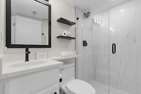 Seaside 209: Oceanview 2br/2ba Condo With Pool, Steps To Beach 2 Bedro