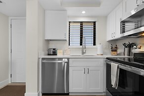 Seaside 209: Oceanview 2br/2ba Condo With Pool, Steps To Beach 2 Bedro