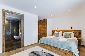 Chalet Black Squirrel Luxury Retreat With hot tub Sauna
