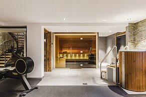 Chalet Black Squirrel Luxury Retreat With hot tub Sauna