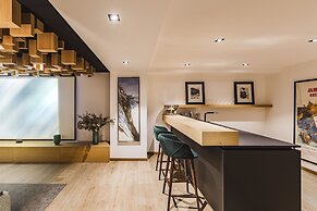 Chalet Black Squirrel Luxury Retreat With hot tub Sauna