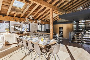 Chalet Black Squirrel Luxury Retreat With hot tub Sauna