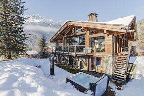 Chalet Black Squirrel Luxury Retreat With hot tub Sauna