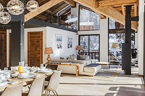 Chalet Black Squirrel Luxury Retreat With hot tub Sauna