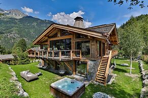 Chalet Black Squirrel Luxury Retreat With hot tub Sauna