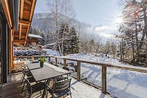Chalet Black Squirrel Luxury Retreat With hot tub Sauna