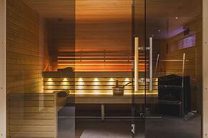 Chalet Black Squirrel Luxury Retreat With hot tub Sauna