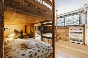 Chalet Black Squirrel Luxury Retreat With hot tub Sauna