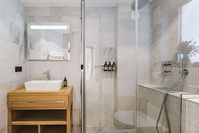 Chalet Black Squirrel Luxury Retreat With hot tub Sauna