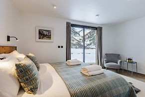 Chalet Black Squirrel Luxury Retreat With hot tub Sauna
