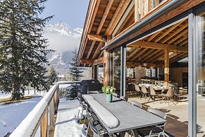 Chalet Black Squirrel Luxury Retreat With hot tub Sauna