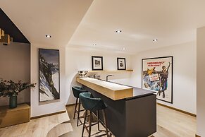 Chalet Black Squirrel Luxury Retreat With hot tub Sauna