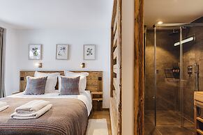 Chalet Black Squirrel Luxury Retreat With hot tub Sauna