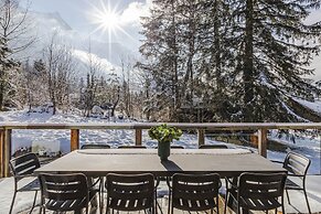 Chalet Black Squirrel Luxury Retreat With hot tub Sauna